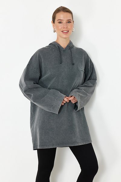 Trendyol Modest Gestricktes Oversize-Sweatshirt mit Kapuze - Anthrazit Acid Washed TCTSS24TW00006