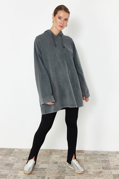 Trendyol Modest Gestricktes Oversize-Sweatshirt mit Kapuze - Anthrazit Acid Washed TCTSS24TW00006