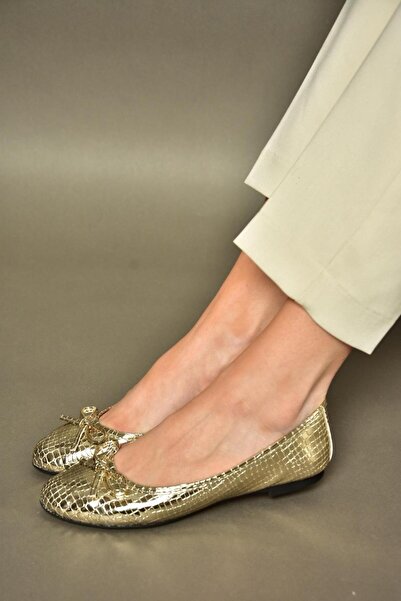 Fox Shoes S726056307 Zlaté dámské baleríny s hadím potiskem