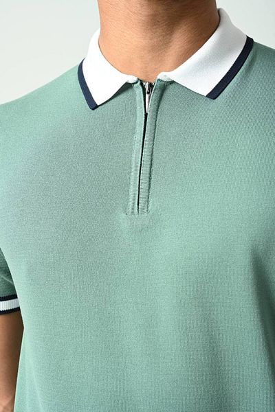 İLKCET MODA Πλεκτό T-Shirt Slim Fit - Λεπτομέρεια γιακά με φερμουάρ