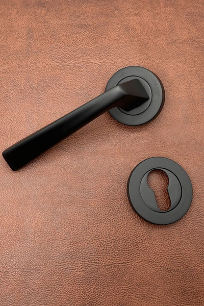 KOLDOOR Piramit Siyah Lüx Yuvarlak Şık Rozetli Yale Çelik Kapı Kolu Sol basar