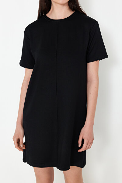 Trendyol Collection Černé šaty s krátkým žebrovaným elastickým pleteným tričkem s výstřihem TWOSS24EL01013