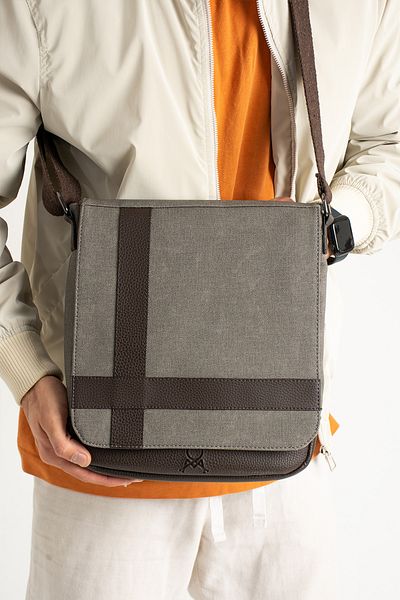 By Hakan Τσάντα ώμου Mega 417 UNISEX Canvas Messenger Τσάντα ώμου ΓΚΡΙ-ΚΑΦΕ