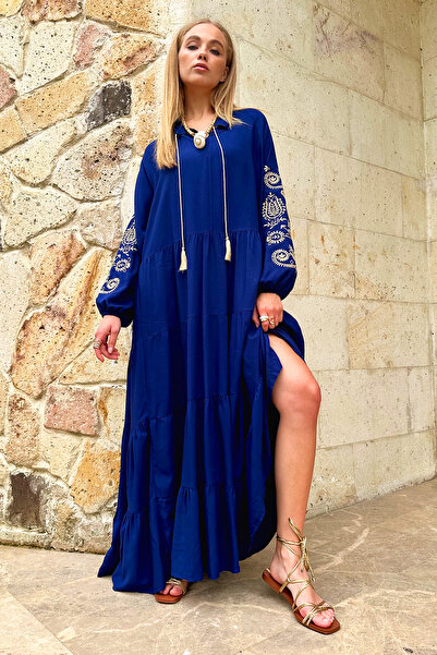 Trend Alaçatı Stili Női sötétkék uralkodó galléros ujjak, hímzett réteges, hullámos, szőtt viszkóz ruha ALC-X12188