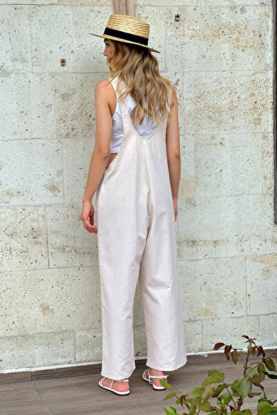 Trend Alaçatı Stili Cremefarbener Gabardine-Jumpsuit für Damen mit Trägern und Vordertasche ALC-X12186