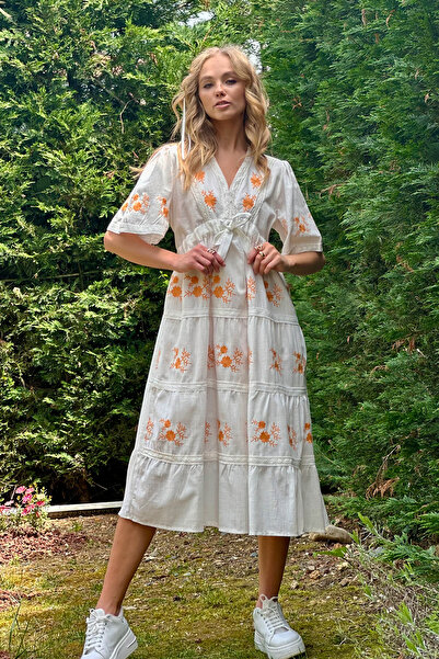 Trend Alaçatı Stili Dámské bílé tkané šaty s výstřihem do V, v pase, vyšívané, podšité, midi délka ALC-X12147