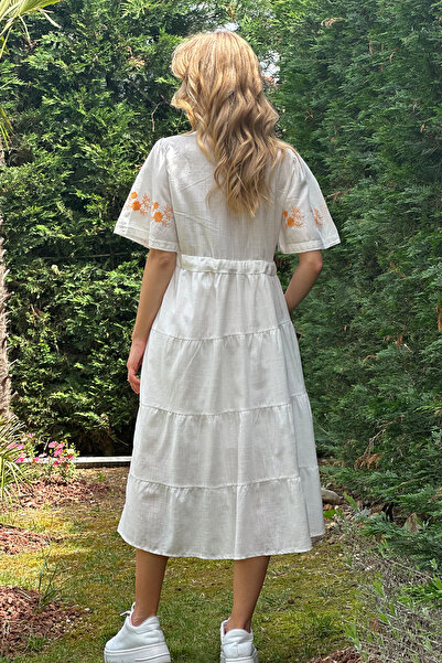 Trend Alaçatı Stili Dámské bílé tkané šaty s výstřihem do V, v pase, vyšívané, podšité, midi délka ALC-X12147