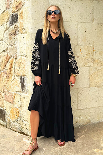 Trend Alaçatı Stili Damska czarna sukienka z kołnierzykiem, haftowana, warstwowa, falbankowa, tkana wiskozowa sukienka ALC-X12188