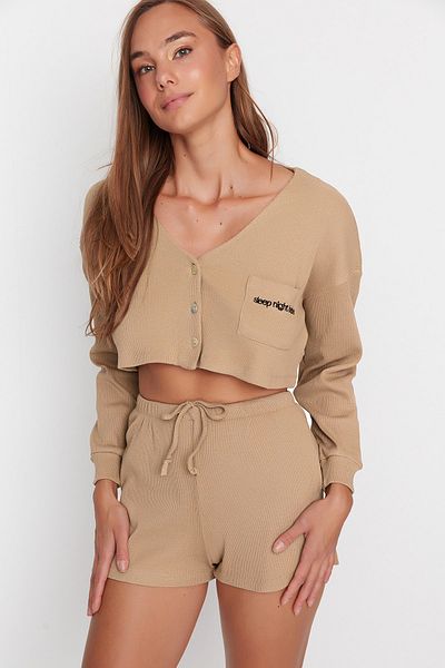 Trendyol Collection Beigefarbenes, mit Slogan besticktes, geripptes Strick-Pyjama-Set THMAW22PT0229