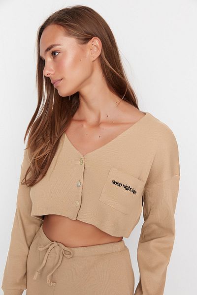 Trendyol Collection Beigefarbenes, mit Slogan besticktes, geripptes Strick-Pyjama-Set THMAW22PT0229