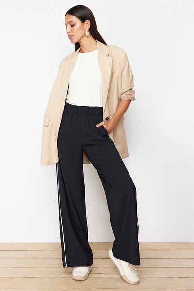 Trendyol Collection Schwarze Jogginghose aus gewebtem Stoff mit weitem Bein und Reißverschlussdetail am Bein TWOSS24PL00129
