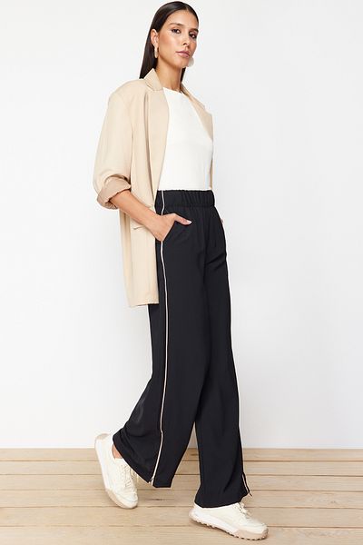 Trendyol Collection Schwarze Jogginghose aus gewebtem Stoff mit weitem Bein und Reißverschlussdetail am Bein TWOSS24PL00129