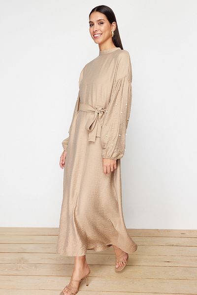 Trendyol Modest Beiges gewebtes Kleid mit Gürtel, Perlen- und Steindetails TCTSS23EB00148