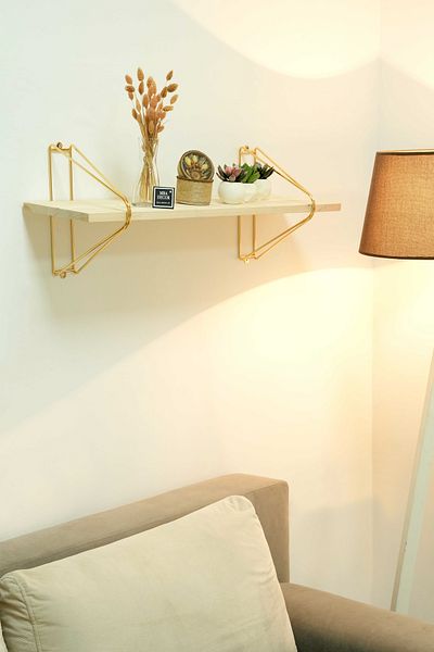mba decor metal bending art Aesthetic Triangle Solid Natural Wood Gold Plated Wall Shelf Bookshelf Organizer Large Size 80X20