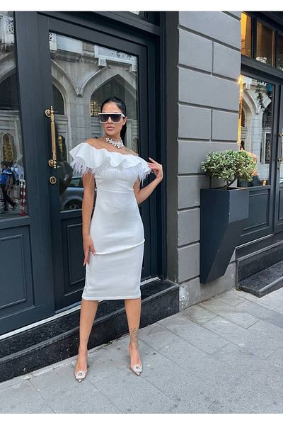 1Moda1Tarz Rochie de design albă pentru femei, din țesătură de scuba, cu gât de barcă, cu pene, cu ciucuri