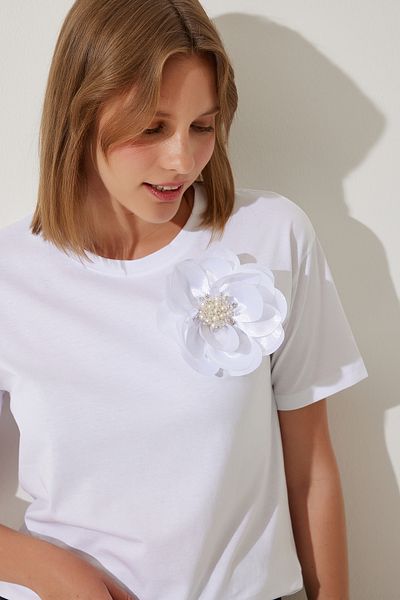 Happiness İstanbul Weißes Strick-T-Shirt mit Perlenblumen-Detail für Damen NJ00146