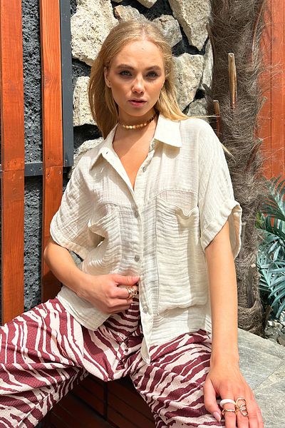 Trend Alaçatı Stili Beiges Musselin-Hemd mit zwei Taschen für Damen ALC-X12099