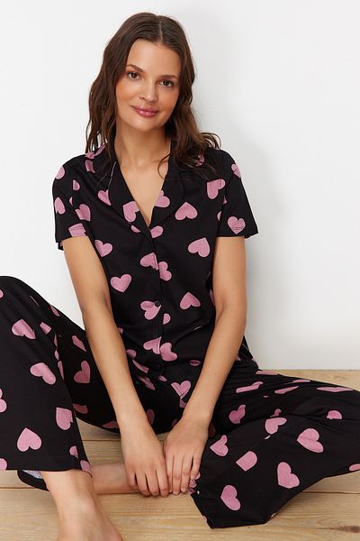 Trendyol Collection Schwarzes Strick-Pyjama-Set mit Herzmotiv – 100 % Baumwolle THMSS24PT00337