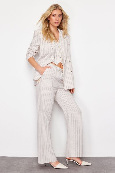 Trendyol Collection Beige gestreifte, elastische Taillentasche, gerade geschnittene Hose aus gewebtem Baumwollleinen TWOSS24PL00055