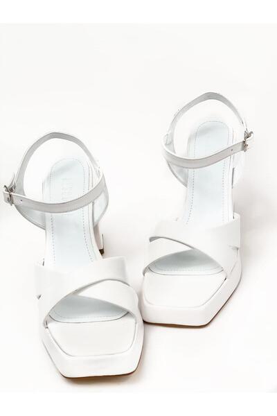 bescobel Жіночі босоніжки на одній платформі Rosde білі з високим каблуком з перехресним ремінцем