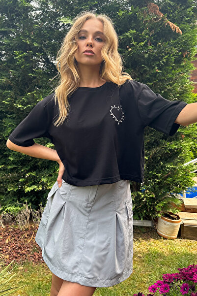 Trend Alaçatı Stili Dámské černé triko s ozdobným srdcem a výstřihem ALC-X12124