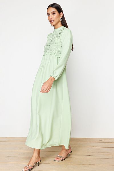 Trendyol Modest Grünes Guipure-Kleid mit Muscheldetail - TCTAW24EB00110