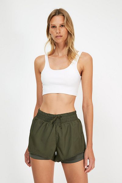 Trendyol Collection Khakifarbene, zweilagige gestrickte Sportshorts aus Fallschirmstoff mit Innenshorts TWOAW21SR0012