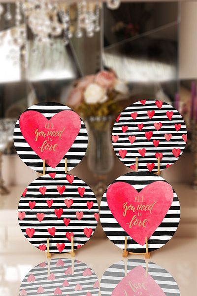 Realhomes 4-Piece Black and White Striped Heart Motif Supla Placemat