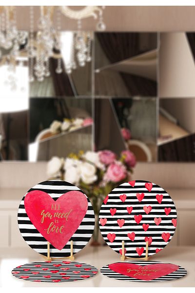 Realhomes 4-Piece Black and White Striped Heart Motif Supla Placemat