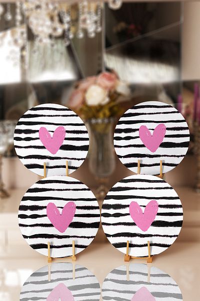 Realhomes 4-Piece Black Line Floored Heart Designed Placemat & Supla