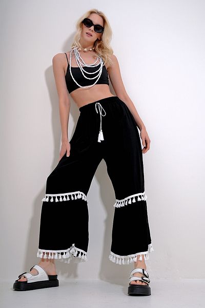 Trend Alaçatı Stili Schwarze Damenhose aus gewebter Viskose mit weitem Bein und elastischem Bund mit Quastendetail ALC-X12014
