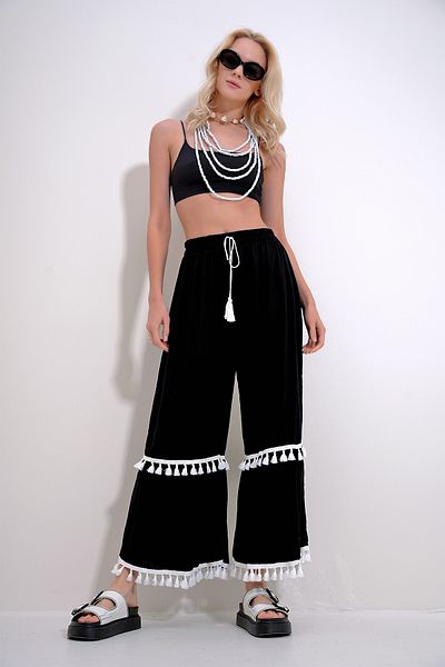Trend Alaçatı Stili Schwarze Damenhose aus gewebter Viskose mit weitem Bein und elastischem Bund mit Quastendetail ALC-X12014