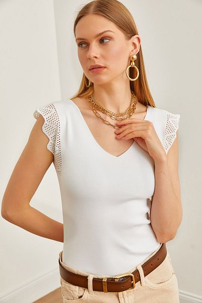 Olalook Weiße Strickbluse mit V-Ausschnitt und Lochmuster für Damen BLZ-19002631