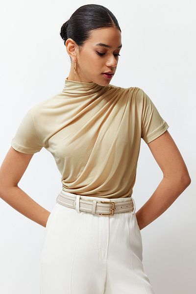 Trendyol Collection Dehnbare Strickbluse – Kurzarm, Stehkragen, Stone-Raff-Detail – eng anliegend TWOSS24BZ00426
