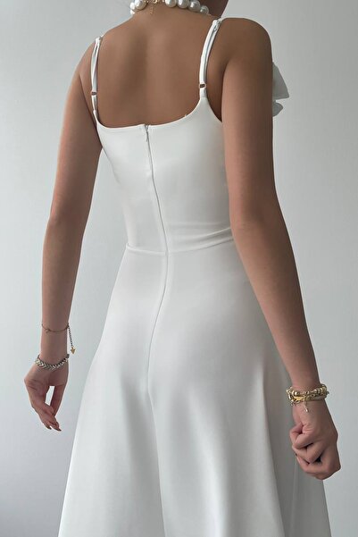 lovebox Kadın Atlas Kumaş Straplez Yaka Gül Aksesuar Tasarımlı Askılı Beyaz Maxi Abiye Elbise 258