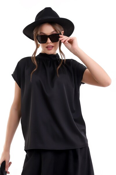 GLAMIFY FASHION Dik Yaka Boyundan Bağlamalı Göğüs Pile Detaylı Kısa Kol Rahat...