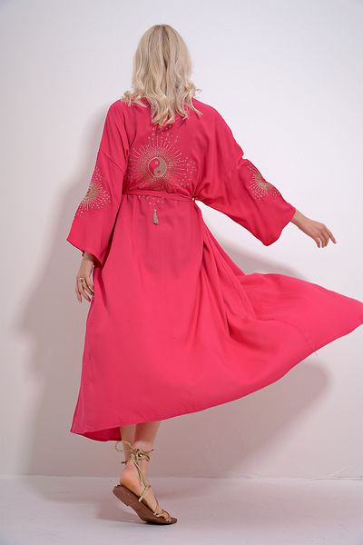 Trend Alaçatı Stili Fuchsiafarbener Maxiboy-Kimino-Kaftan für Damen mit Rücken- und Armpartie und Glitzerstickerei-Taillengürtel ALC-X11995