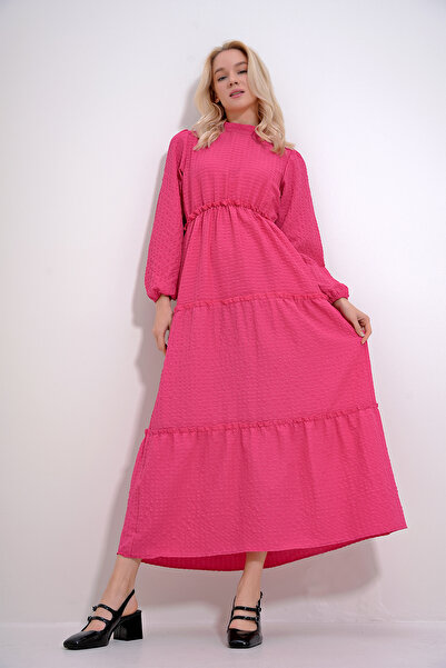 Trend Alaçatı Stili Damska sukienka w kolorze fuksji ze stójką, falbanką, szczegółowymi rękawami balonowymi, teksturowana sukienka ALC-X12028