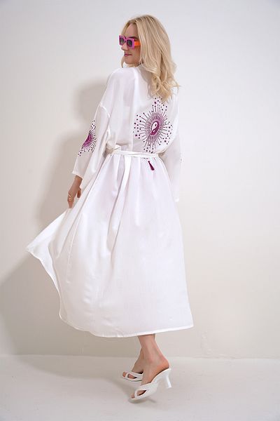 Trend Alaçatı Stili Weißer Maxiboy Kimino Kaftan für Damen mit Rücken und Armen und Glitzerstickerei-Taillengürtel ALC-X11995