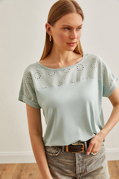 Olalook Wassergrüne Damenbluse mit Fledermausmotiv und Muschelsaum BLZ-19002587