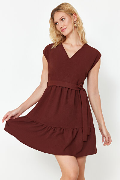 Trendyol Collection Tmavě hnědé mini tkané šaty s páskem na rozepínání v pase TWOSS20EL0628
