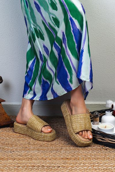 NİŞANTAŞI SHOES شبشب نسائي ذو شريط واحد من القش باللون البيج بألوان قوس قزح ونعل سميك