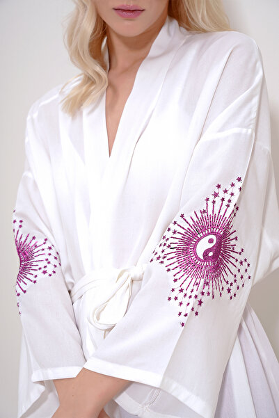 Trend Alaçatı Stili Weißer Maxiboy Kimino Kaftan für Damen mit Rücken und Armen und Glitzerstickerei-Taillengürtel ALC-X11995