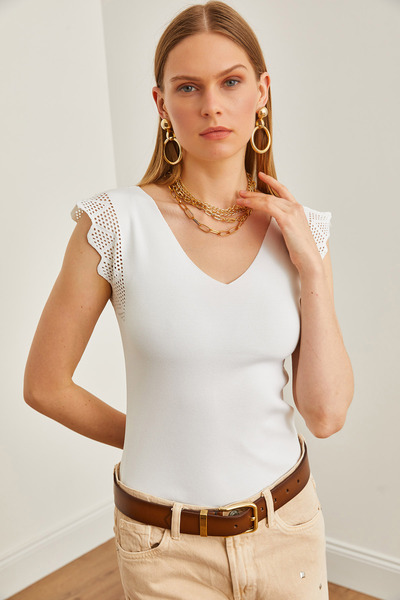 Olalook Dámská bílá halenka z prolamovaného úpletu vepředu a vzadu do V BLZ-19002631