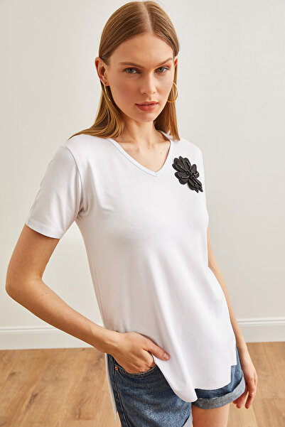 Olalook Kadın Beyaz Çiçek Garnili Yanı Yırtmaçlı Viskon Tişört TSH-19000813