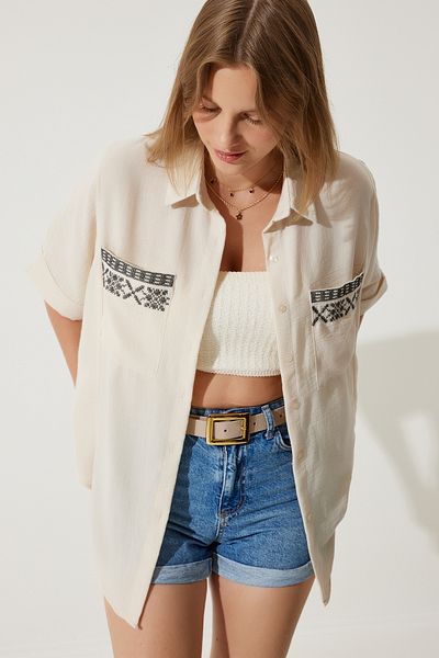 Happiness İstanbul Cremefarbenes, besticktes Oversize-Leinenhemd von Ayrobin mit Taschen für Damen, RG00031