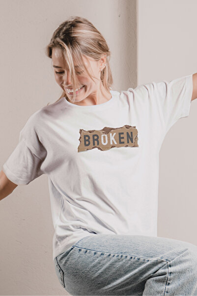 MYADA Br'ok'en Written Wooden Piece Λεπτομερές εμπριμέ μπλουζάκι μεγάλου μεγέ...