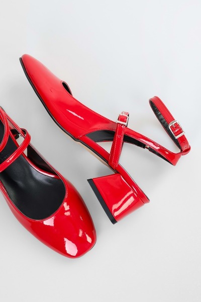 Shoeberry Piros lakkbőr Idean csatos, tompa orrú női sarkú cipő