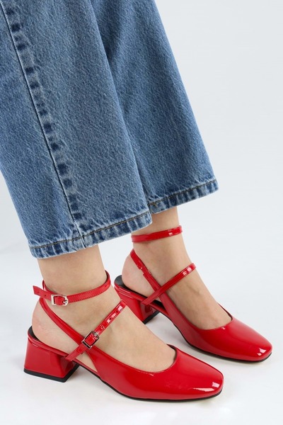 Shoeberry Piros lakkbőr Idean csatos, tompa orrú női sarkú cipő