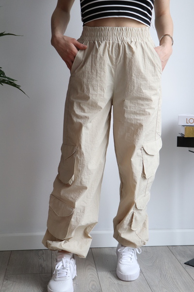 Öykü Gülşen Ženske padobranske pantalone bež boje - elastični struk i nogavic...